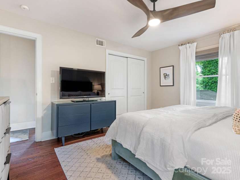 4618 Emory Lane, Charlotte, NC 28211.  MLS# CAR4274254, YatesRealty ID 22383. Primary Bedroom