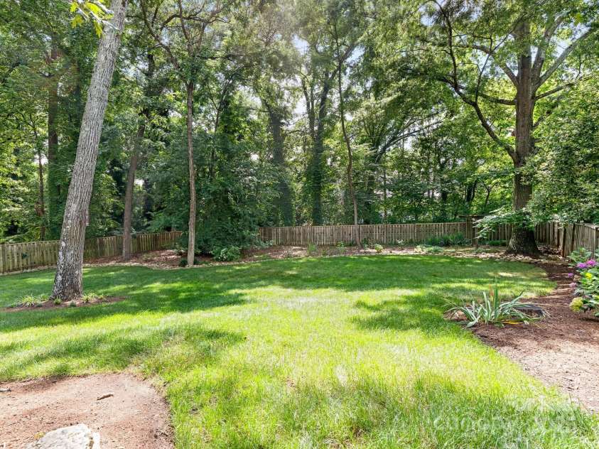 4618 Emory Lane, Charlotte, NC 28211.  MLS# CAR4274254, YatesRealty ID 22383. Yard