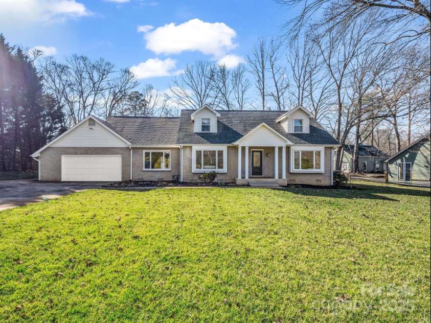 204 Jonas Drive, Lincolnton, NC 28092.  MLS# CAR4202464, YatesRealty ID 22385. 