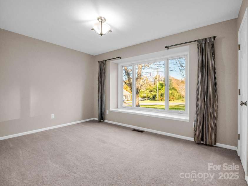 204 Jonas Drive, Lincolnton, NC 28092.  MLS# CAR4202464, YatesRealty ID 22385. BR 2 down