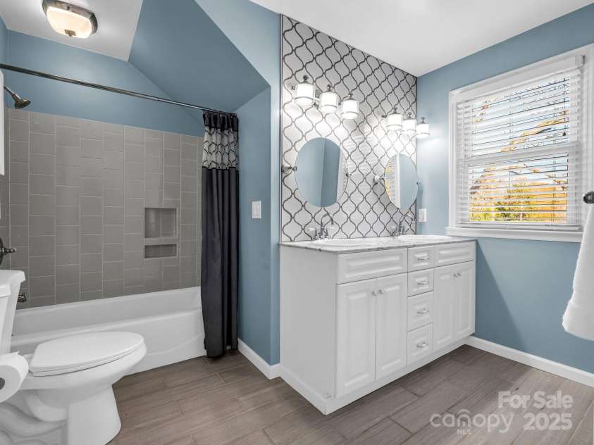 204 Jonas Drive, Lincolnton, NC 28092.  MLS# CAR4202464, YatesRealty ID 22385. Full bath up