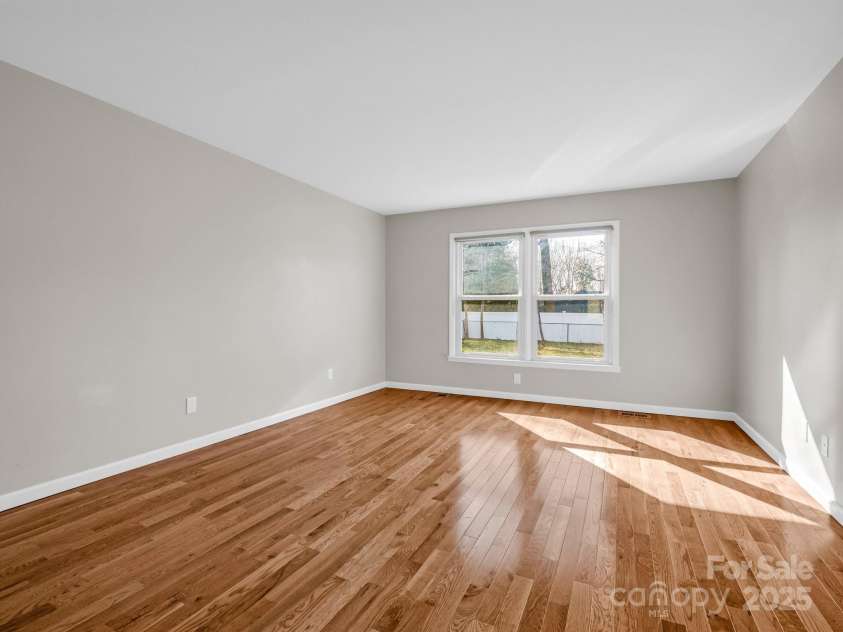 204 Jonas Drive, Lincolnton, NC 28092.  MLS# CAR4202464, YatesRealty ID 22385. Great room