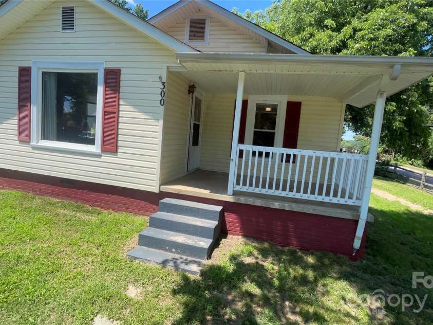 300 Gurley Street, Kannapolis, NC 28081.  MLS# CAR4274369, YatesRealty ID 22387. 