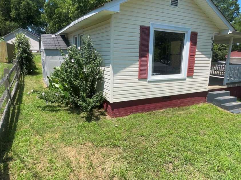300 Gurley Street, Kannapolis, NC 28081.  MLS# CAR4274369, YatesRealty ID 22387. 
