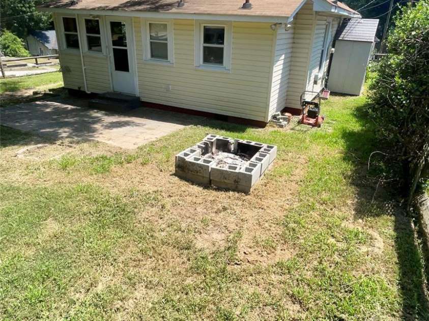 300 Gurley Street, Kannapolis, NC 28081.  MLS# CAR4274369, YatesRealty ID 22387. 