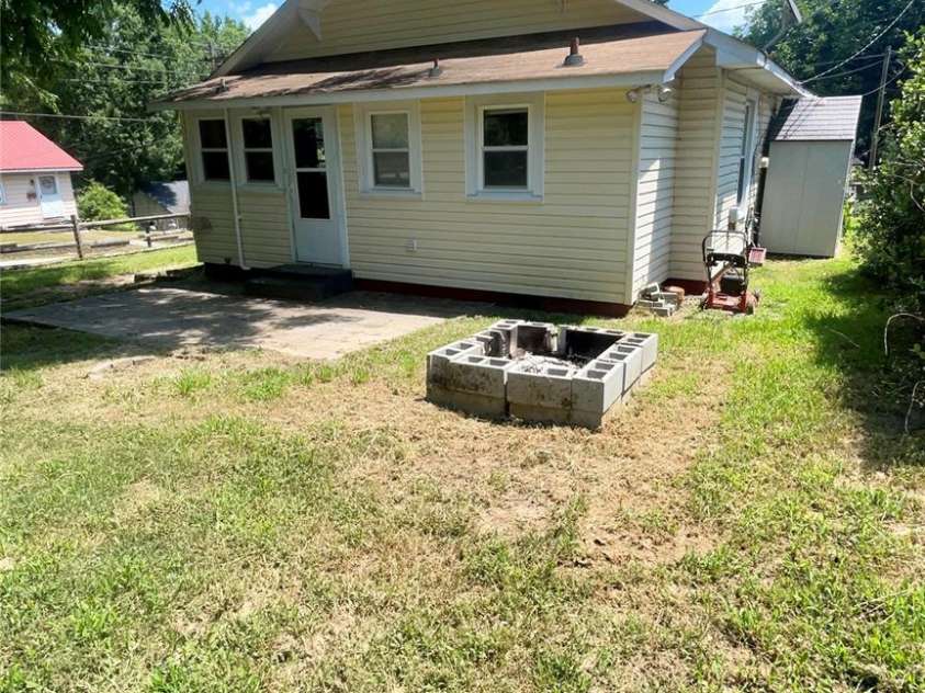 300 Gurley Street, Kannapolis, NC 28081.  MLS# CAR4274369, YatesRealty ID 22387. 