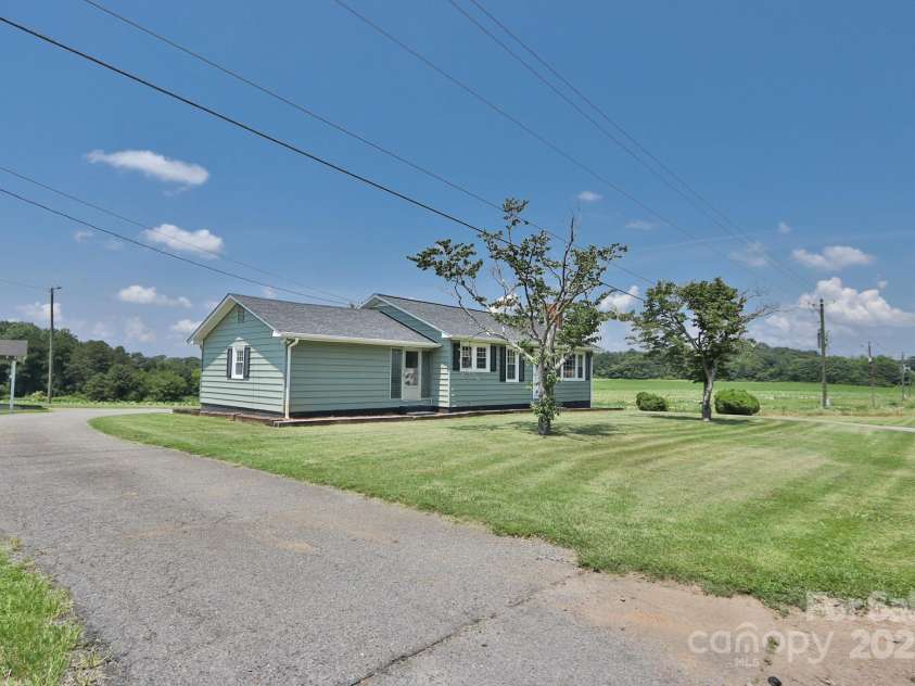 4225 US Highway 21 Highway, Hamptonville, NC 27070.  MLS# CAR4274597, YatesRealty ID 22389. 