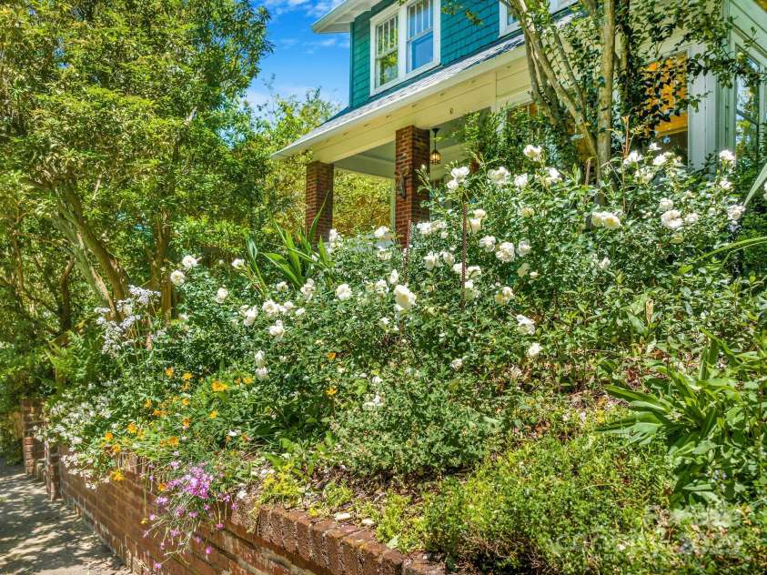1 Woodlawn Avenue, Asheville, NC 28801.  MLS# CAR4162893, YatesRealty ID 22390. 