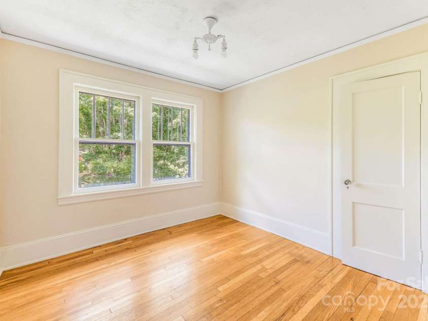 1 Woodlawn Avenue, Asheville, NC 28801.  MLS# CAR4162893, YatesRealty ID 22390. 