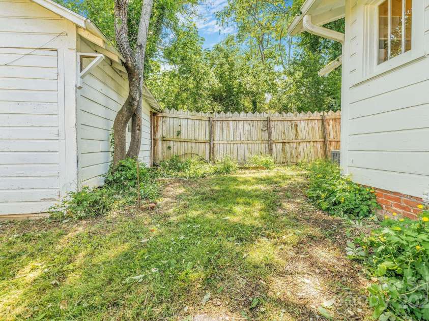 1 Woodlawn Avenue, Asheville, NC 28801.  MLS# CAR4162893, YatesRealty ID 22390. 