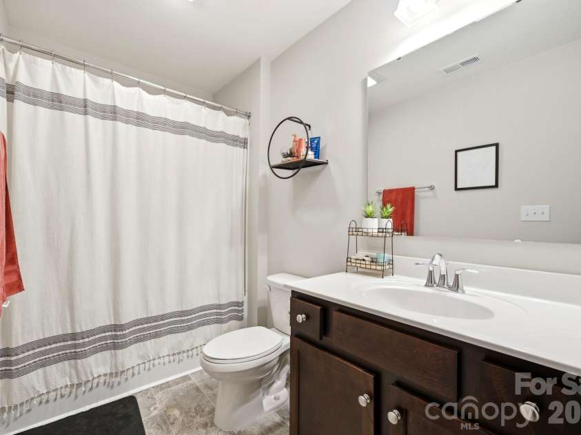 5914 River Meadow Court, Charlotte, NC 28213.  MLS# CAR4364962, YatesRealty ID 22391. Full size bathroom upstairs