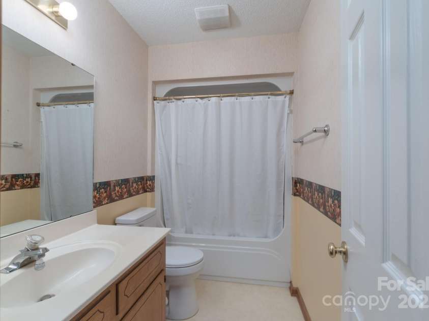 5211 Spring Glen, York, SC 29745.  MLS# CAR4270474, YatesRealty ID 22392. Hall full bath with tub/shower combination
