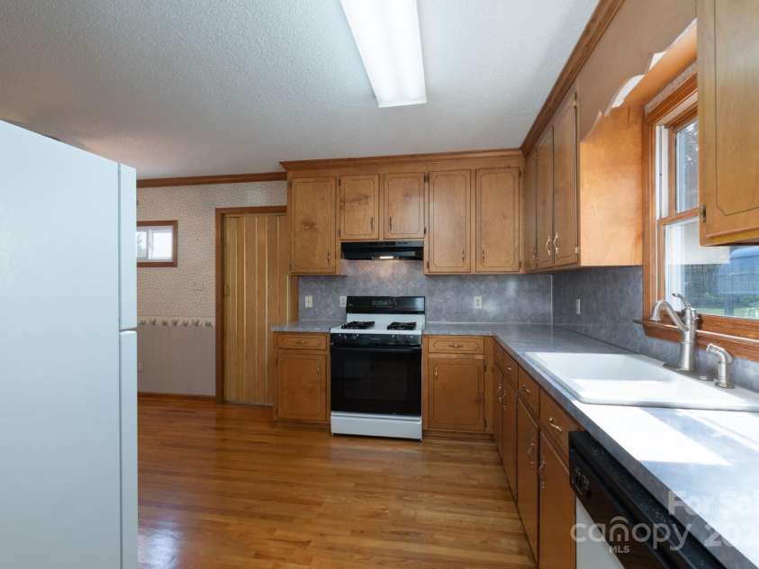 5211 Spring Glen, York, SC 29745.  MLS# CAR4270474, YatesRealty ID 22392. Kitchen with gas stove, lots of cabinet and real hardwoods