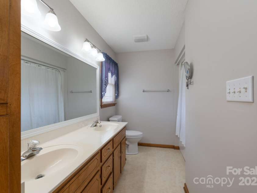5211 Spring Glen, York, SC 29745.  MLS# CAR4270474, YatesRealty ID 22392. Primary bathroom with tub/shower combination