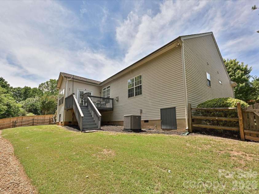 10234 Tintinhull Drive, Fort Mill, SC 29707.  MLS# CAR4375438, YatesRealty ID 22393. 