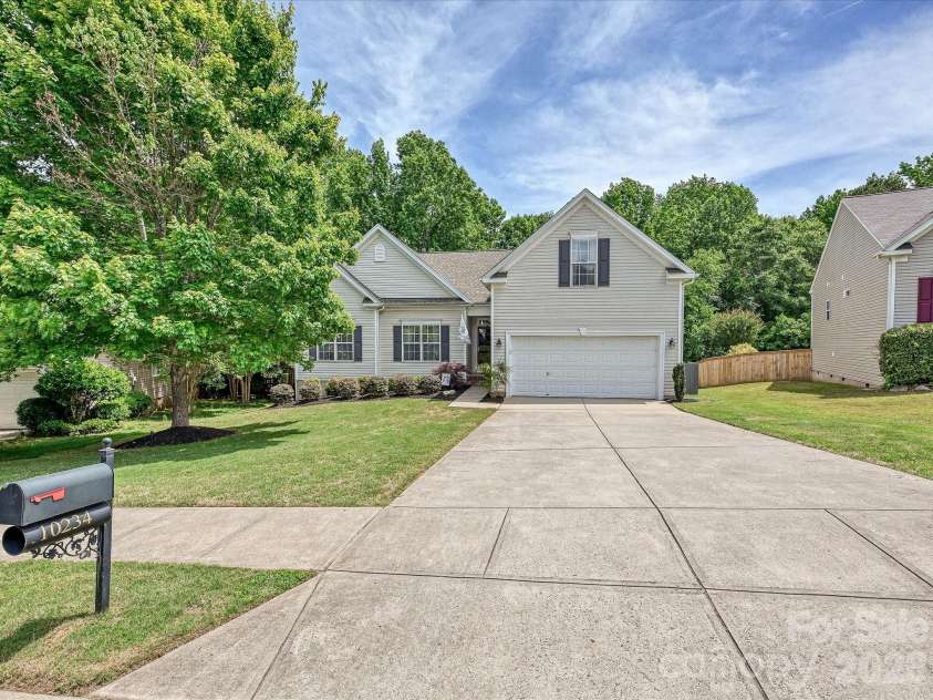 10234 Tintinhull Drive, Fort Mill, SC 29707.  MLS# CAR4375438, YatesRealty ID 22393. 