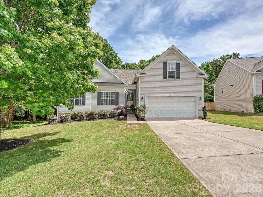 10234 Tintinhull Drive, Fort Mill, SC 29707.  MLS# CAR4375438, YatesRealty ID 22393. 