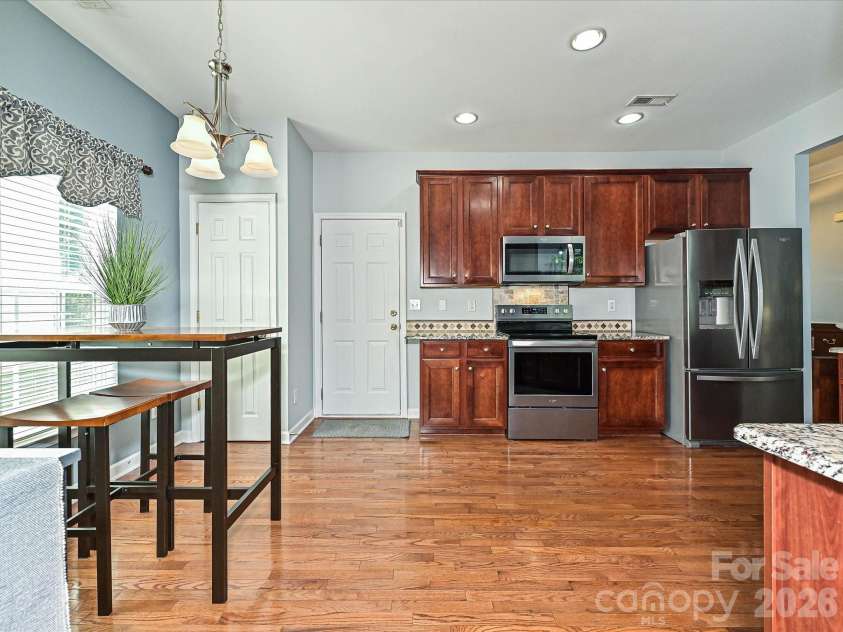 10234 Tintinhull Drive, Fort Mill, SC 29707.  MLS# CAR4375438, YatesRealty ID 22393. Kitchen / eat in breakfast nook
