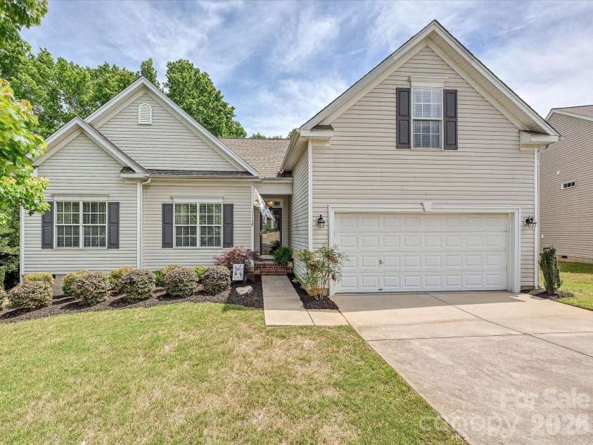 10234 Tintinhull Drive, Fort Mill, SC 29707.  MLS# CAR4375438, YatesRealty ID 22393. Welcome Home!