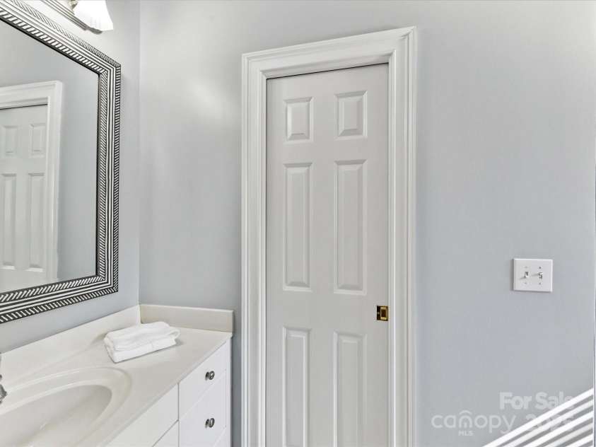 15009 Fanning Manor Court, Charlotte, NC 28277.  MLS# CAR4272630, YatesRealty ID 22393. Ensuite Bathroom in white/netural palette.