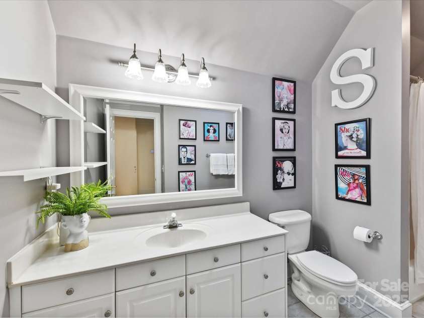 15009 Fanning Manor Court, Charlotte, NC 28277.  MLS# CAR4272630, YatesRealty ID 22393. Jack & Jill Full Bath