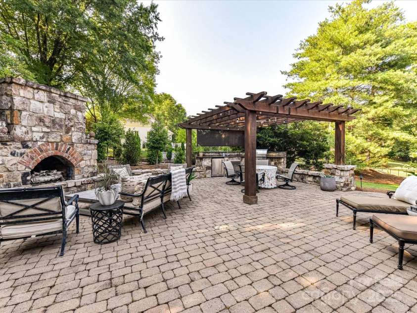 15009 Fanning Manor Court, Charlotte, NC 28277.  MLS# CAR4272630, YatesRealty ID 22393. Paver Patio area for relaxing and entertaining.