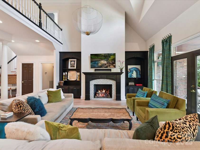 15009 Fanning Manor Court, Charlotte, NC 28277.  MLS# CAR4272630, YatesRealty ID 22393. Stunning Great Room focused on FP w/ marble surround and built-ins!