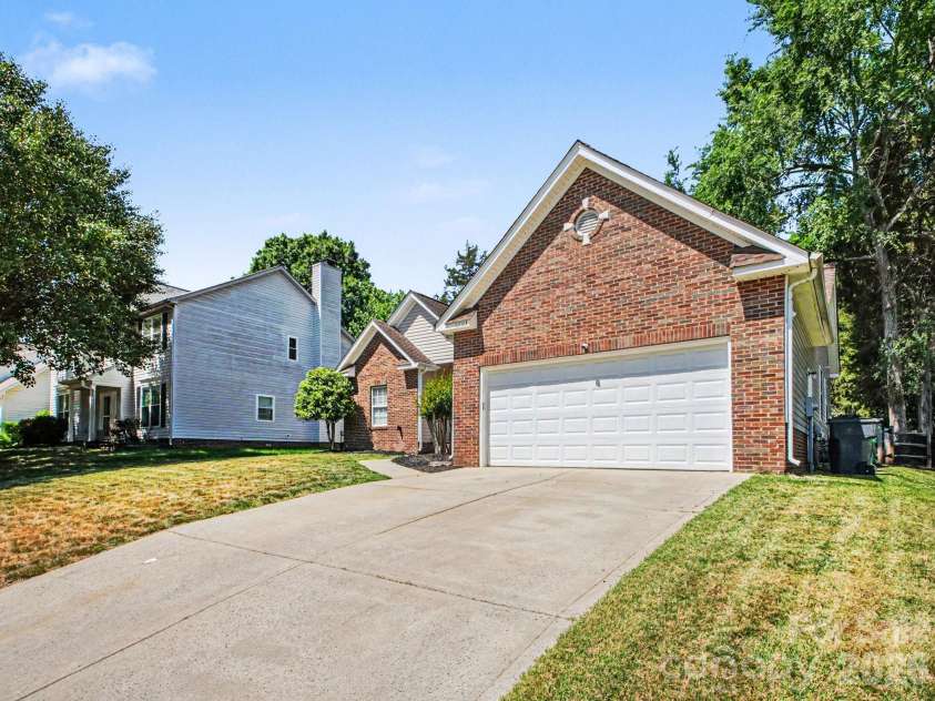 11703 Withers Mill Drive, Charlotte, NC 28278.  MLS# CAR4378368, YatesRealty ID 22394. 