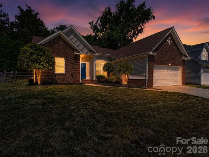 11703 Withers Mill Drive, Charlotte, NC 28278.  MLS# CAR4378368, YatesRealty ID 22394. Welcome Home!