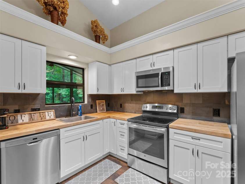 100 Tarragon Place, Flat Rock, NC 28731.  MLS# CAR4263342, YatesRealty ID 22395. 