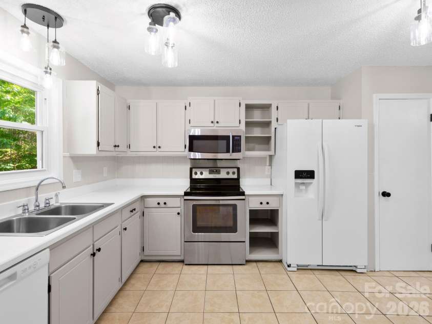 56 Knoll Ridge Drive, Asheville, NC 28804.  MLS# CAR4382409, YatesRealty ID 22395. 