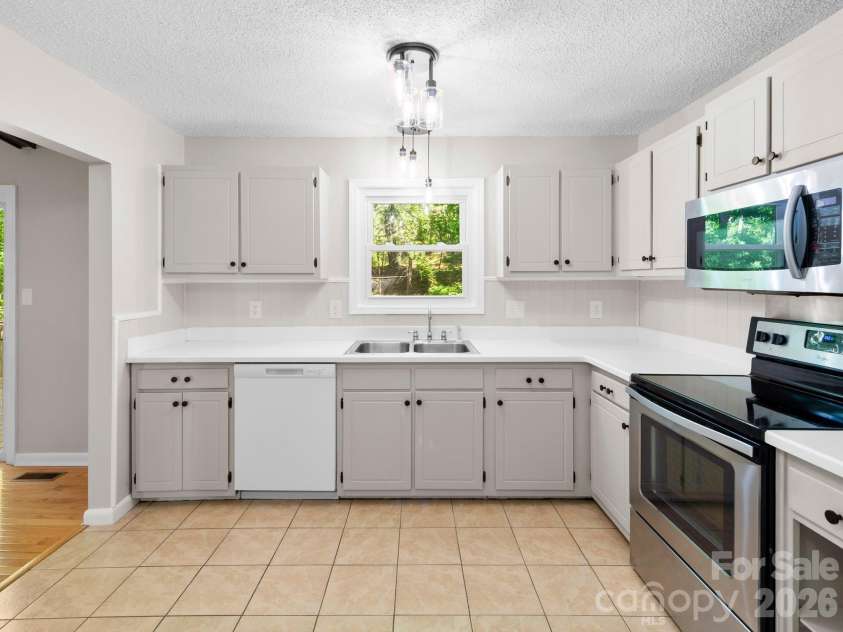 56 Knoll Ridge Drive, Asheville, NC 28804.  MLS# CAR4382409, YatesRealty ID 22395. 