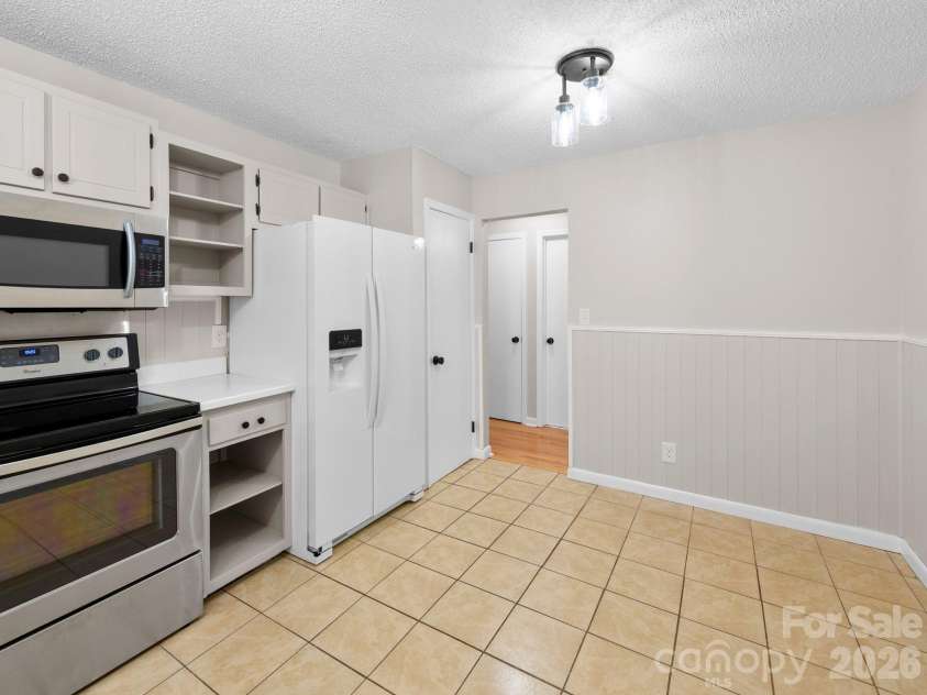 56 Knoll Ridge Drive, Asheville, NC 28804.  MLS# CAR4382409, YatesRealty ID 22395. 