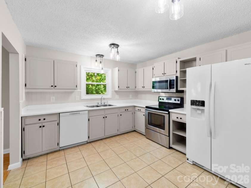 56 Knoll Ridge Drive, Asheville, NC 28804.  MLS# CAR4382409, YatesRealty ID 22395. 
