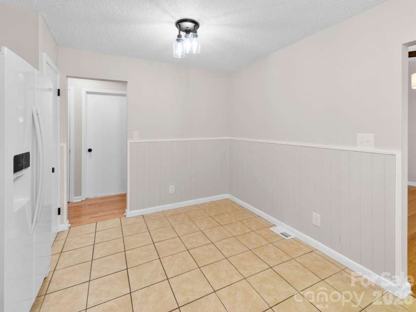 56 Knoll Ridge Drive, Asheville, NC 28804.  MLS# CAR4382409, YatesRealty ID 22395. 
