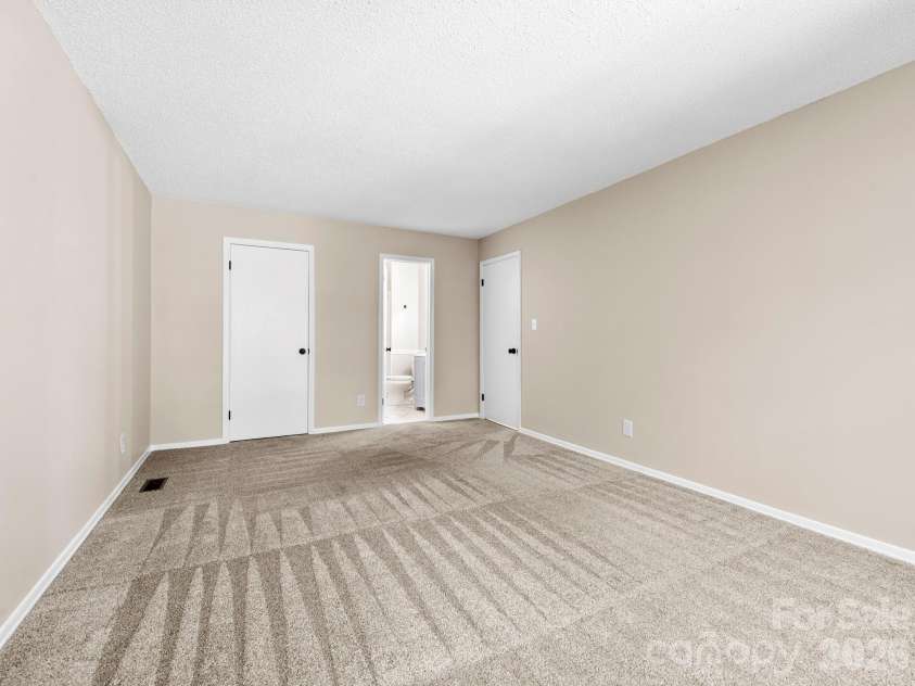 56 Knoll Ridge Drive, Asheville, NC 28804.  MLS# CAR4382409, YatesRealty ID 22395. 