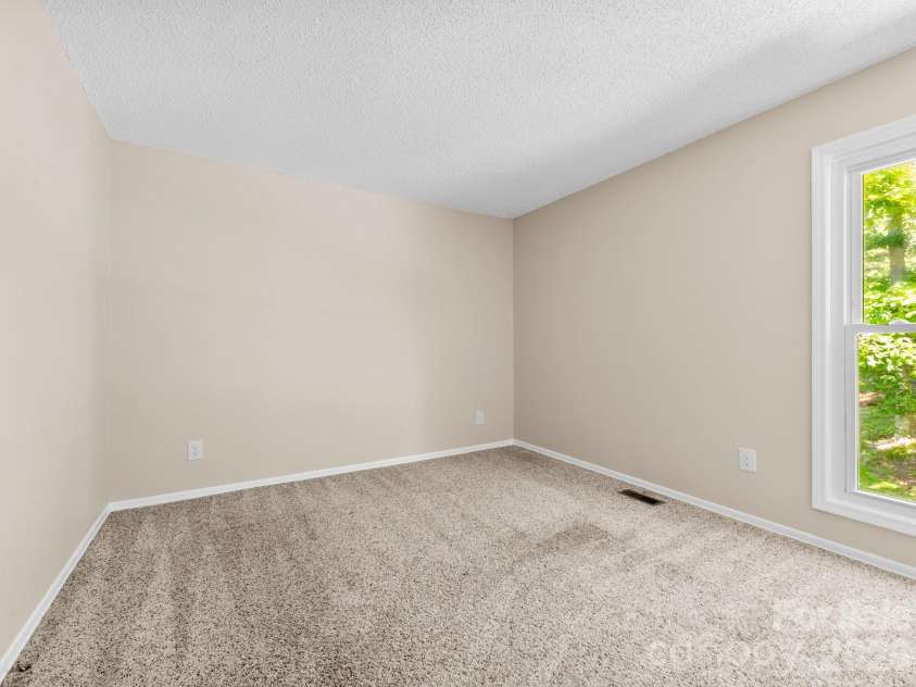 56 Knoll Ridge Drive, Asheville, NC 28804.  MLS# CAR4382409, YatesRealty ID 22395. 