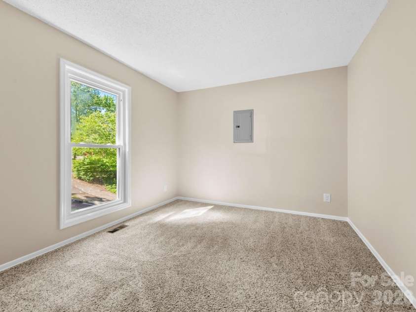 56 Knoll Ridge Drive, Asheville, NC 28804.  MLS# CAR4382409, YatesRealty ID 22395. 