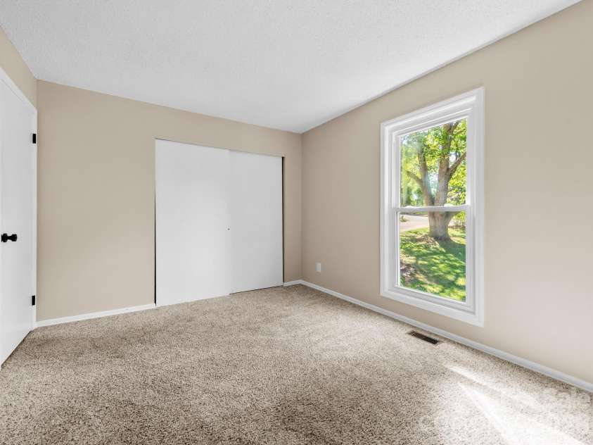56 Knoll Ridge Drive, Asheville, NC 28804.  MLS# CAR4382409, YatesRealty ID 22395. 