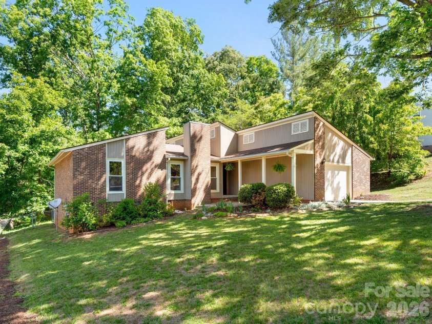56 Knoll Ridge Drive, Asheville, NC 28804.  MLS# CAR4382409, YatesRealty ID 22395. 