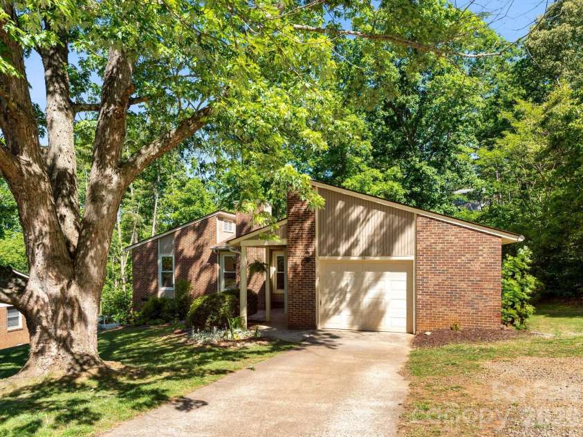 56 Knoll Ridge Drive, Asheville, NC 28804.  MLS# CAR4382409, YatesRealty ID 22395. 