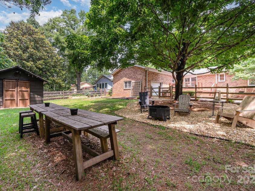 418 Melody Lane, Shelby, NC 28152.  MLS# CAR4261154, YatesRealty ID 22396. Fenced backyard space! Perfect for get togethers!