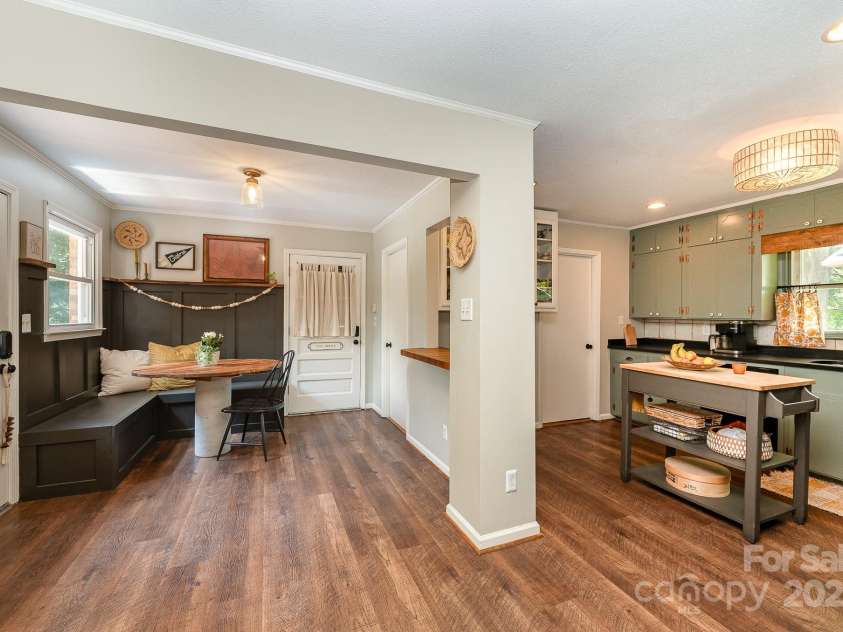 418 Melody Lane, Shelby, NC 28152.  MLS# CAR4261154, YatesRealty ID 22396. Notice the peep-through window between the kitchen and breakfast area.