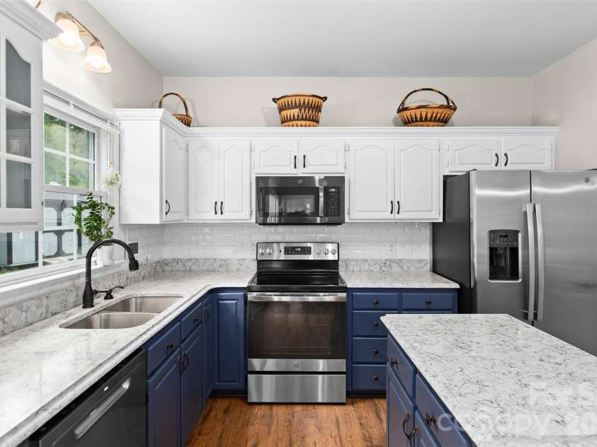 1305 Mill Race Lane, Matthews, NC 28104.  MLS# CAR4379571, YatesRealty ID 22399. Beautifully updated kitchen