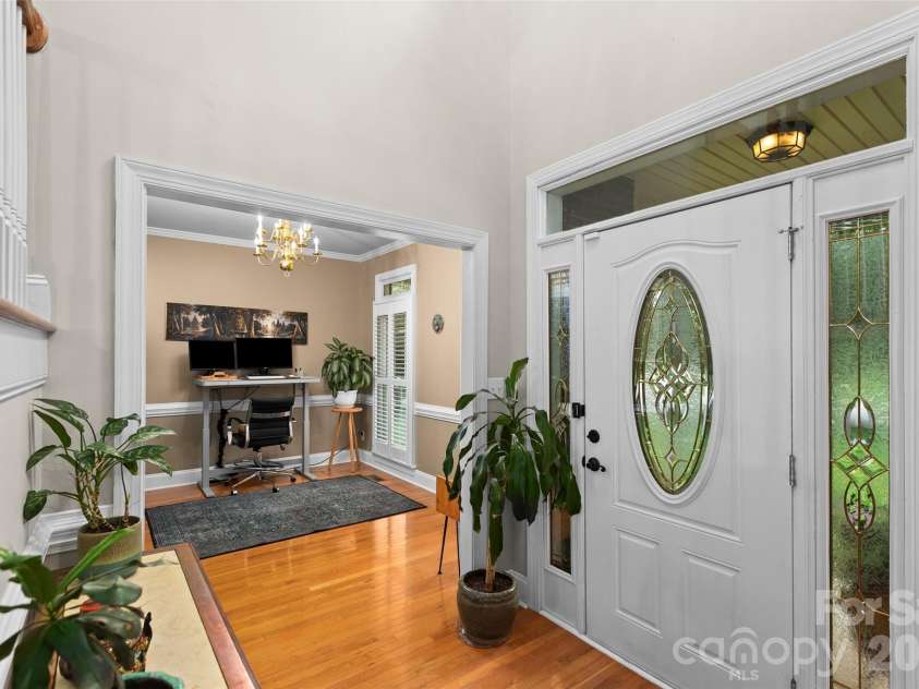 1305 Mill Race Lane, Matthews, NC 28104.  MLS# CAR4379571, YatesRealty ID 22399. Entry foyer