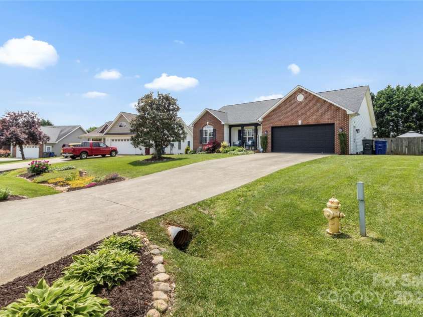 1759 Pipers Ridge Circle, Conover, NC 28613.  MLS# CAR4254714, YatesRealty ID 22400. 