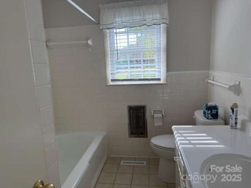1116 Fieldstone Road, Mooresville, NC 28115.  MLS# CAR4271670, YatesRealty ID 22404. Hall Bath