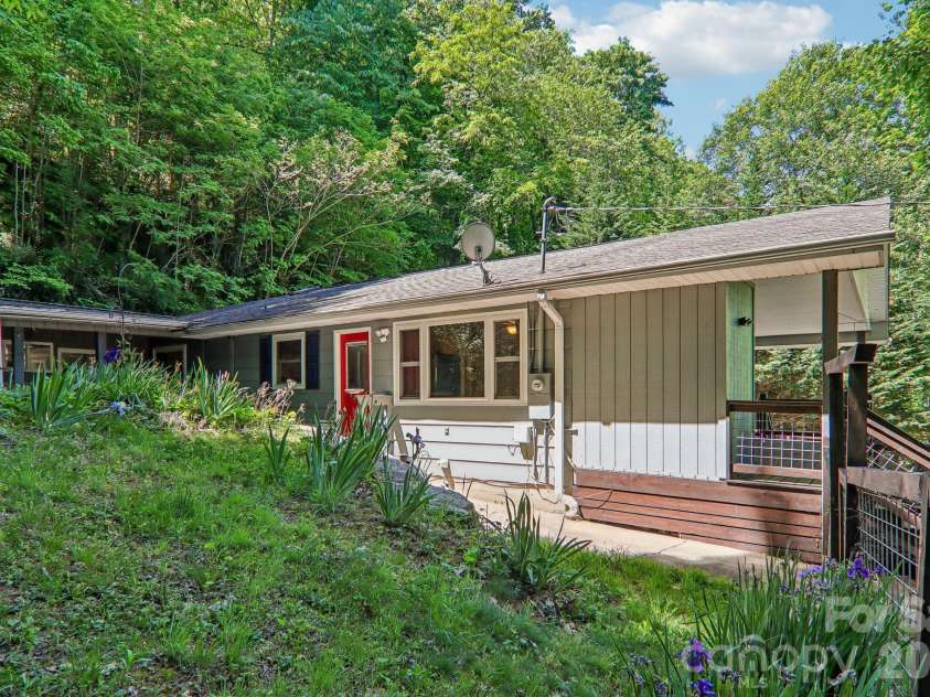 224 Highlands Loop, Maggie Valley, NC 28751.  MLS# CAR4377562, YatesRealty ID 22406. 