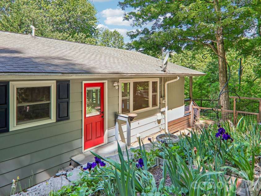 224 Highlands Loop, Maggie Valley, NC 28751.  MLS# CAR4377562, YatesRealty ID 22406. 
