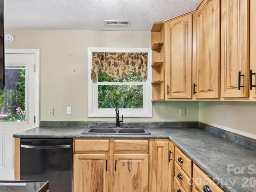 224 Highlands Loop, Maggie Valley, NC 28751.  MLS# CAR4377562, YatesRealty ID 22406. 
